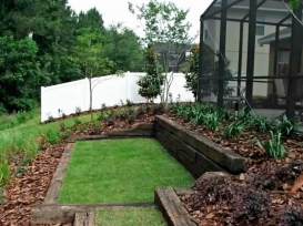 retaining_wall_with_artificial_turf