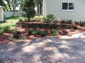 retaining_wall_with_mulch