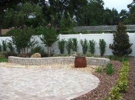 retaining_wall_with_pavers